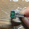 小克拉的祖母绿戒指和耳环