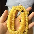 大家帮忙看看，这两条珠子，差价900元，一条黄白白花，一条偏透鸡油黄，选哪个？