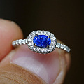 星光蓝宝石5.8克拉的美丽戒指和克什米尔矢车菊1.2克拉