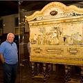 他用12年灵魂和7吨琥珀做了一个柜子，3亿美金都不卖！