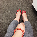 和菲拉格慕小红鞋对比是柿子红哦