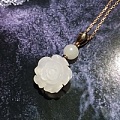 脂白和田玉籽料山茶花吊坠