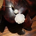 脂白和田玉籽料山茶花吊坠