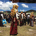 尼泊尔藏民朋友的朋友，这女人们头上都是蜜蜡么？