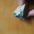 来自大中国新疆塔什库尔干的祖母绿原石。新手不会拍请原谅，请大家掌掌眼，大概估...
