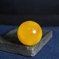 直径38mm的一颗蜜蜡圆珠 纯天然鸡油黄的一块极品圆珠 欣赏下