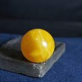 直径38mm的一颗蜜蜡圆珠 纯天然鸡油黄的一块极品圆珠 欣赏下