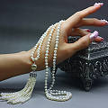 尤美的珍珠项链，手带也一样漂亮。