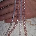 正圆淡水珍珠，一条粉红，一条白色，三颗大溪地珍珠。