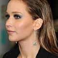 JenniferLawrence 的小圆脸特别适合戴长款耳环