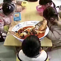 今日热门老师让每个小朋友带一条鱼来幼儿园观察