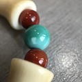 绿松珠串中的几颗珠子是怎么了？