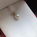 上礼拜看到这颗珍珠，很喜欢就买了，今天收到了，拍了几张照片。珠子不大，很秀气...