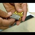 视频，纽约发现里面是钨块的10盎司”金条“。外面包了一层黄金