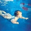 婴幼儿游泳馆：畅游中的风险 空白监管下水质存隐忧