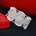 凯里的手工拉丝工艺，大家看一下。