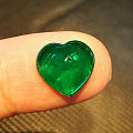 【泰勒彩宝】4.94克拉的心形蛋面微油祖母绿