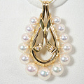一款设计优美的18k金钻石珍珠吊坠