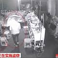 男子潜入深圳一珠宝厂偷走金粉 全程撑伞遮挡摄像头