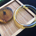 金蓝圆条手镯，无杂无裂无冰，丁点流纹和粉尘，圈口56mm.宽厚8.8mm圈重...