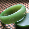 俄碧细腻菠菜绿手镯，鸭蛋青飘绿宽版手镯，细腻阳绿7mm佛珠