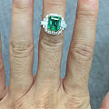 3.6克拉的祖母绿戒指豪华镶嵌。可以吧。