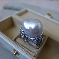 超大的渐变蓝宝石巴洛克南洋珍珠戒指