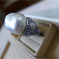 超大的渐变蓝宝石巴洛克南洋珍珠戒指