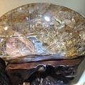 六公斤左右的水晶发晶和云母片里面又长有石中石的原石