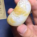 和田玉籽料黄皮俏雕牡丹花、