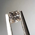 5.5分淡彩灰粉色公主方钻石，日本中央宝石研究所证书。火彩超级棒。整颗550。