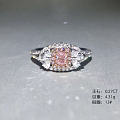 【粉钻成品戒指现货】
        主石0.27ct，6粒水滴形白钻衬托左...