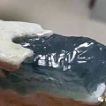 这块1.3公斤重的翡翠原石能赌出手镯来吗？