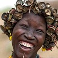 非洲女人把废弃的啤酒盖子捡来做成头饰，非洲的很多行为古老又古怪，我们真是幸福呀