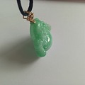 帮忙看看这个玉佛玉的品质如何？多少价钱买不亏？