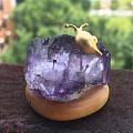 蜗牛紫色萤石矿物晶体艺术品