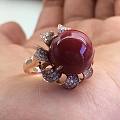 【阿卡】豪华女戒💍，主石直径13.34mm，玻璃质感超强，18K金钻石镶嵌，...