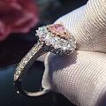 【GIA 成品粉钻戒指】
          经典造型，主石选用水滴形粉钻。...