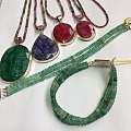 在印度人手里淘的没到年限的红蓝宝石和祖母绿和4条细碧玺细项链和一条石榴石细项...