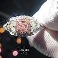 【新货 粉钻成品戒指】
        主石0.29CT，颜色粉嫩，主石被6...