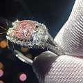 【新货 粉钻成品戒指】
        主石0.29CT，颜色粉嫩，主石被6...