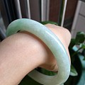 翠领珠宝天然缅甸翡翠a货圆条手镯冰糯种飘浅绿正装60.5mm大圈口