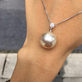 一个15mm的大珠子，掌上明珠，珠光宝气等词都不够用啦，美不美