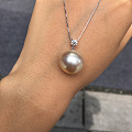 一个15mm的大珠子，掌上明珠，珠光宝气等词都不够用啦，美不美
