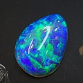 看宝石的品质并不是听宝石的名字，也有几百块钱的黑欧泊，同样也有几十万的水晶欧泊