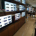 深圳品诚展示柜厂家 专业的眼镜展柜制作商 博士眼镜展柜设计定制