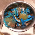 美丽的秘鲁蓝欧泊就是从这样的石头里加工出来的。