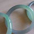 一块料出了三枚，蓝水底飘绿，扁圆条正圈，圈口53～55，56也可以戴。