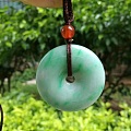 飘阳绿平安扣，完美色艳肉厚，尺寸：33.5*6.3