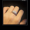 【新货 粉钻成品戒指】
        主石0.29CT，颜色粉嫩，主石被6...